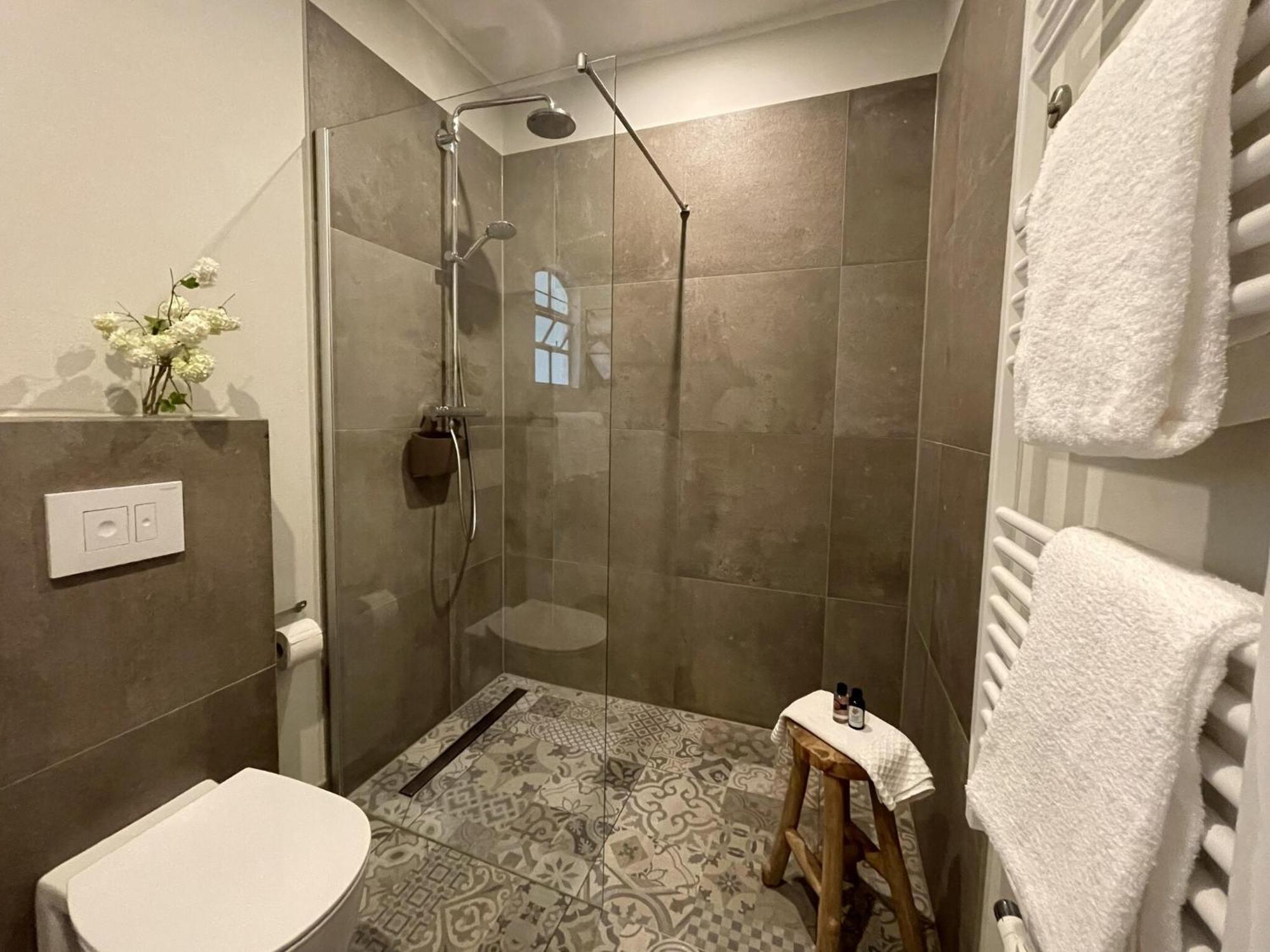 Boutique In With Garden * Saal