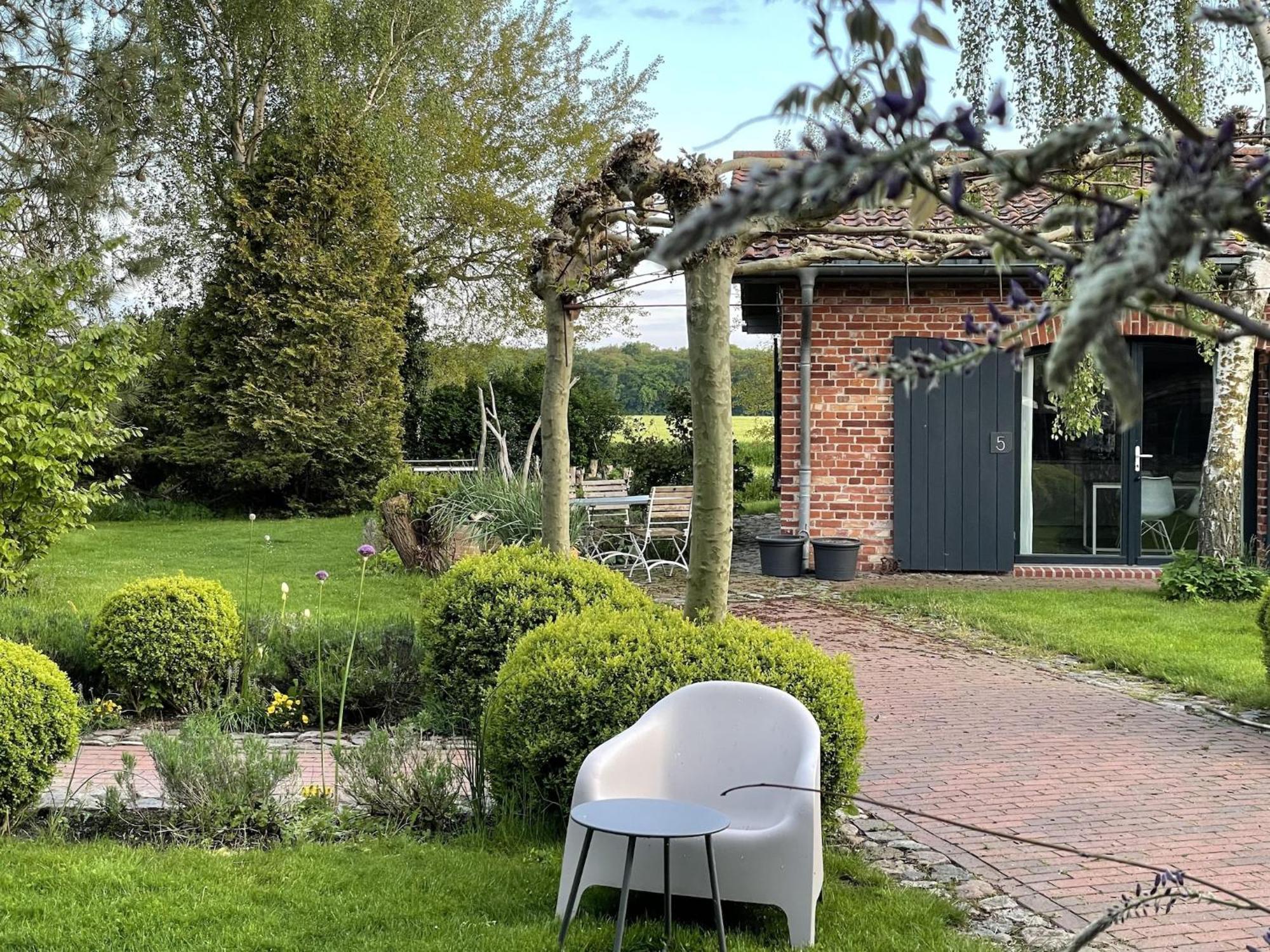 Boutique In With Garden Saal