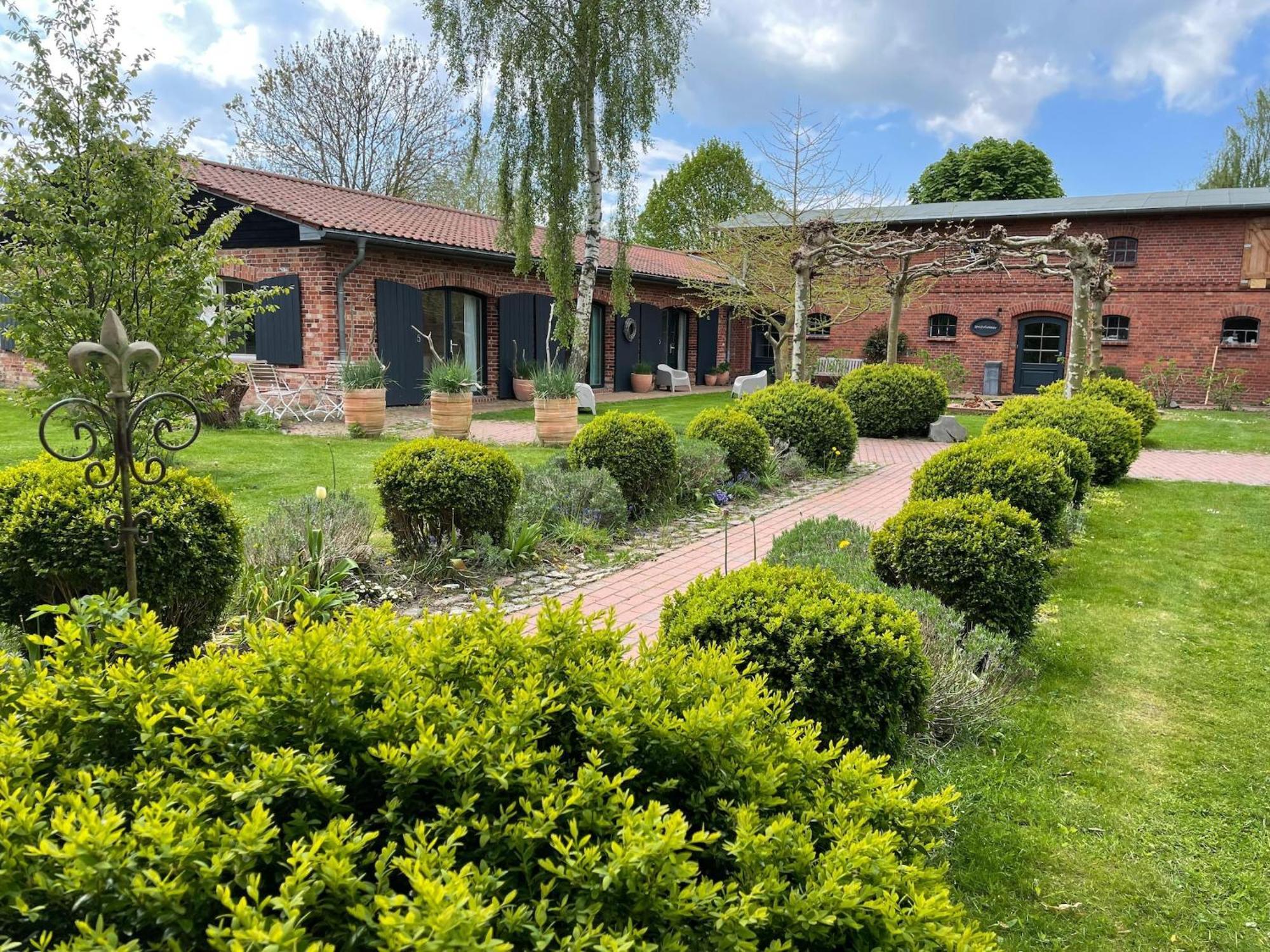 Boutique In With Garden * Saal
