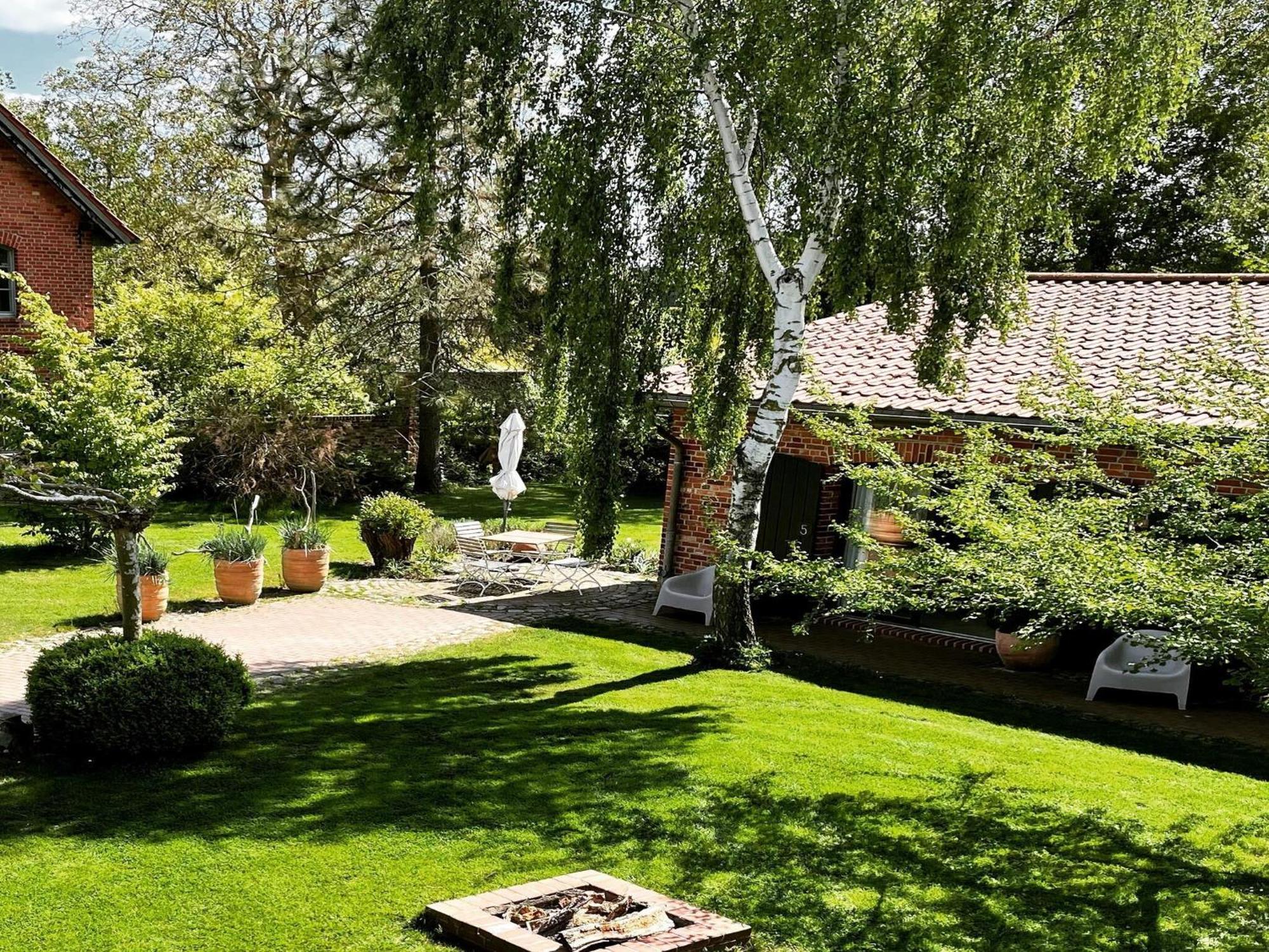 Boutique In With Garden *