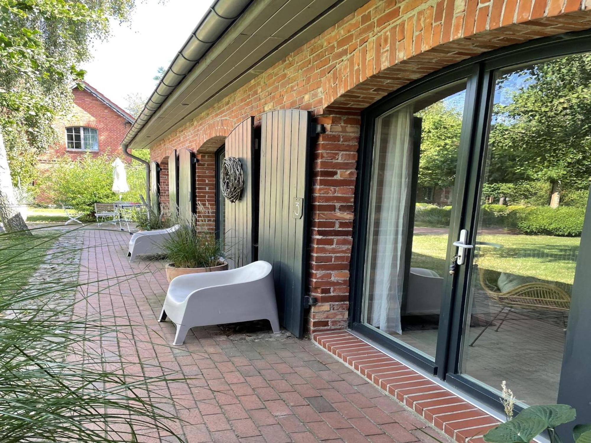 Boutique In With Garden Saal